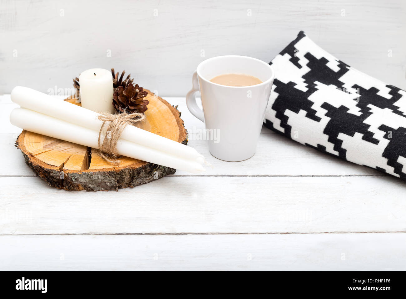 Una tazza di cioccolata calda, una coperta, candele - elementi per una vacanza piacevole Foto Stock