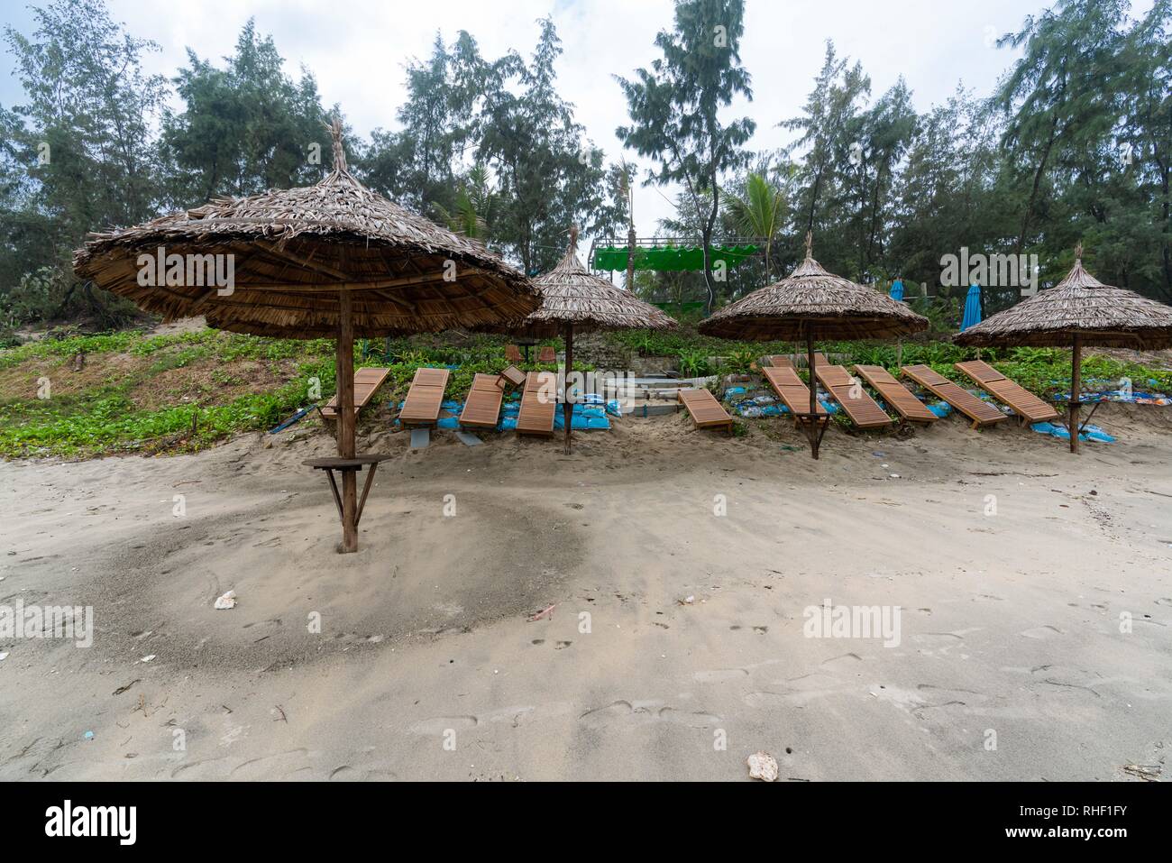 Inquinamento presso la famosa spiaggia angbang in tinta, Vietnam. Fuori stagione invernale. Foto Stock
