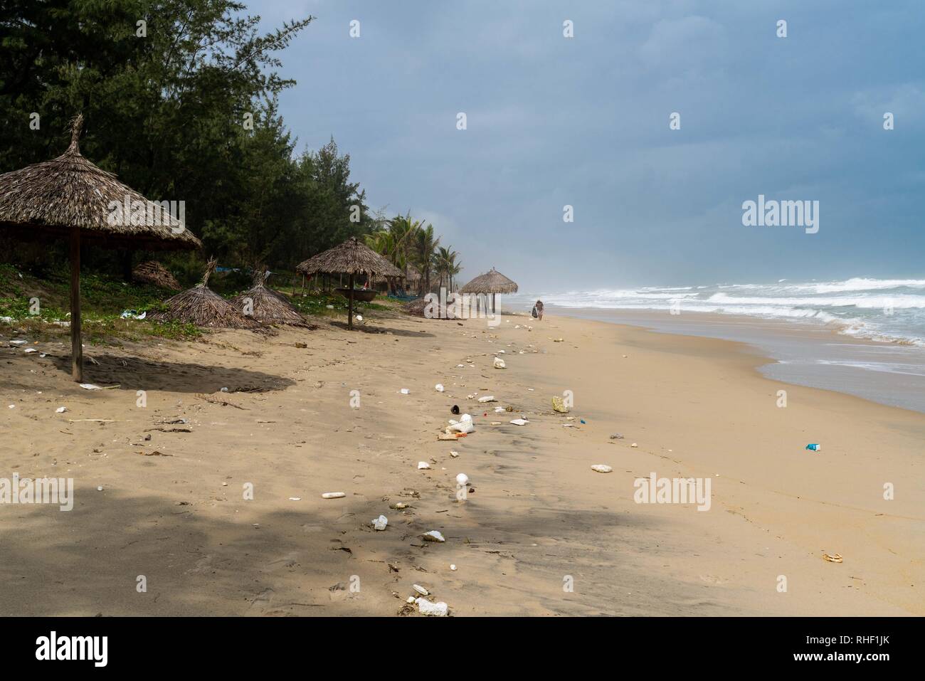 Inquinamento presso la famosa spiaggia angbang in tinta, Vietnam. Fuori stagione invernale. Foto Stock