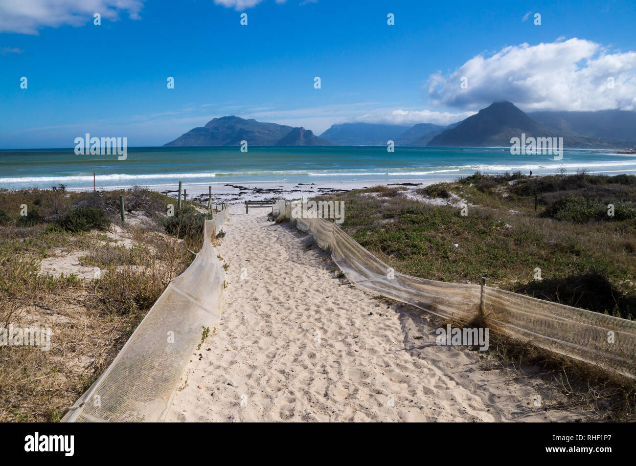 Sentiero sabbioso conduce a Noordhoek beach, Cape Town, Sud Africa. Foto Stock