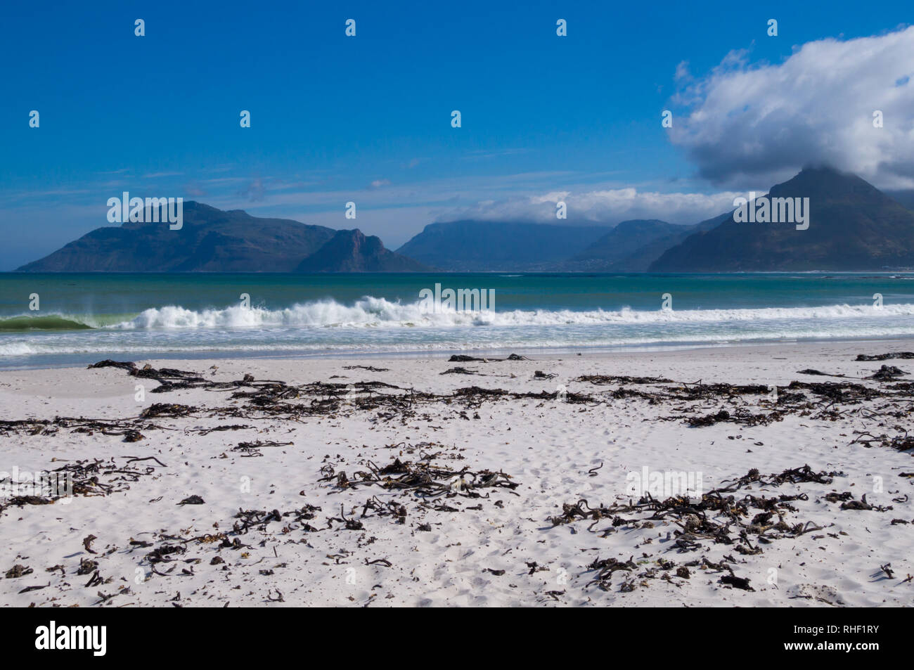 Spiaggia di sabbia bianca e blu cielo a Noordhoek beach, Cape Town, Sud Africa. Foto Stock