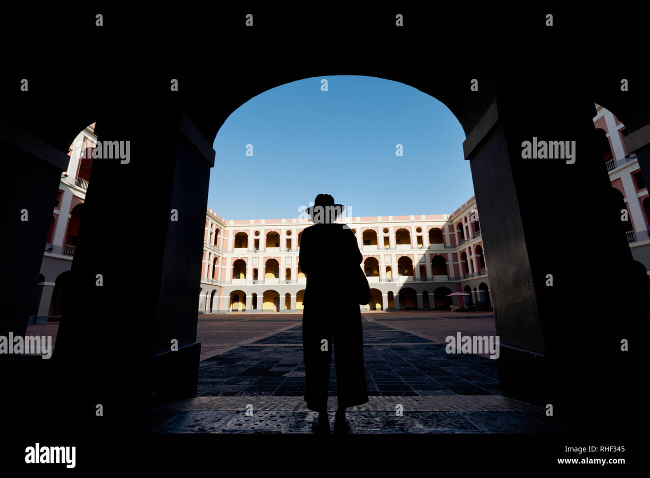 Ingresso al cortile presso il Museo des las Americas, Old San Juan, Puerto Rico Foto Stock