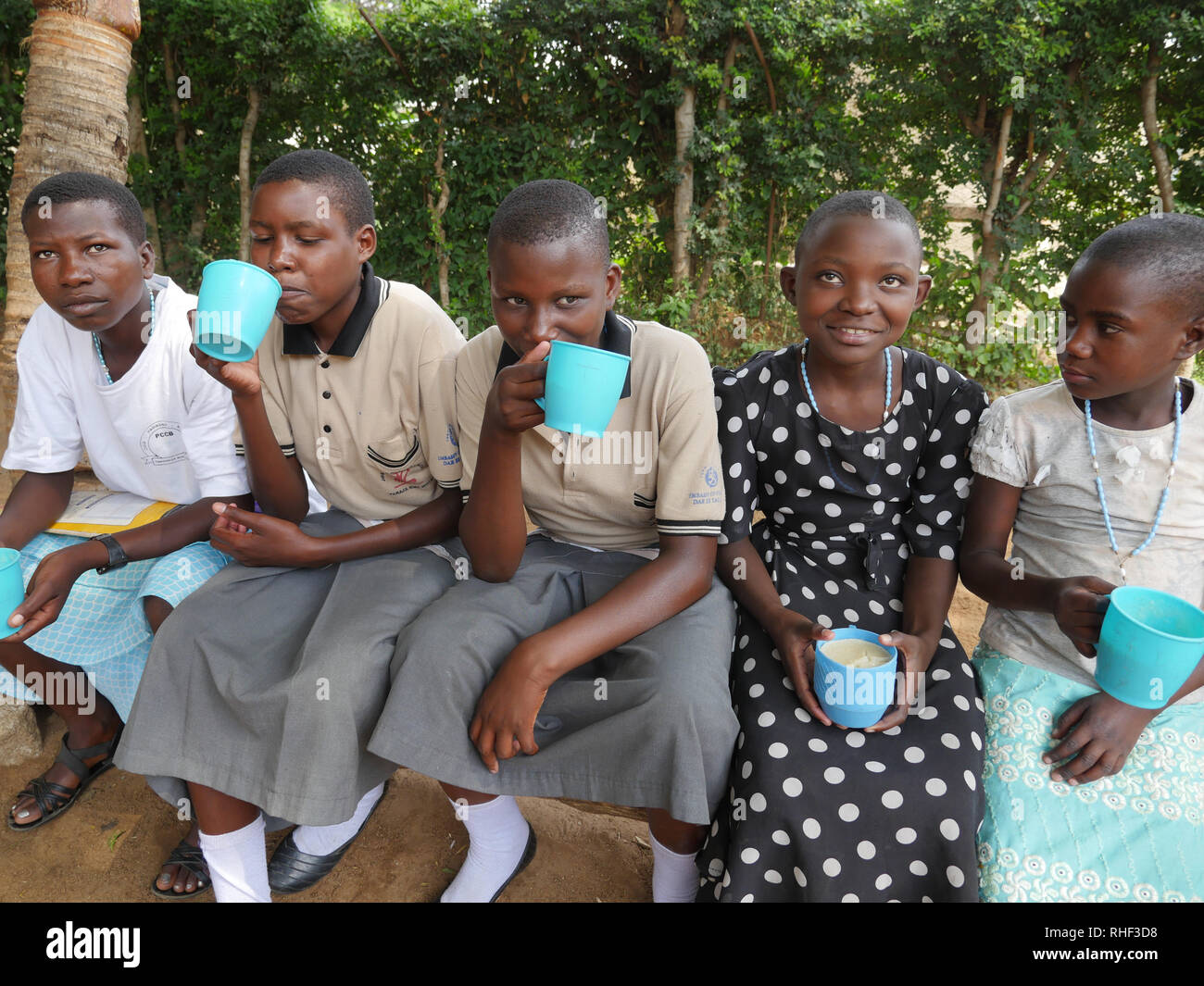 TANZANIA - Sean Sprague photo Jipe Moyo centro dove infermiera di Maryknoll e missionario Liz Mach è coinvolto il salvataggio dei bambini maltrattati. Le ragazze di ottenere il pranzo. Foto Stock