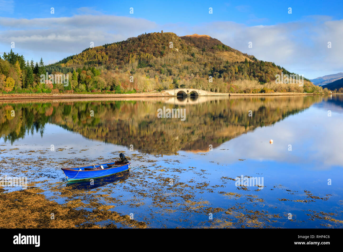 Dun na Cuaiche riflessa in Inveraray Harbour su Loch Fyne. Foto Stock