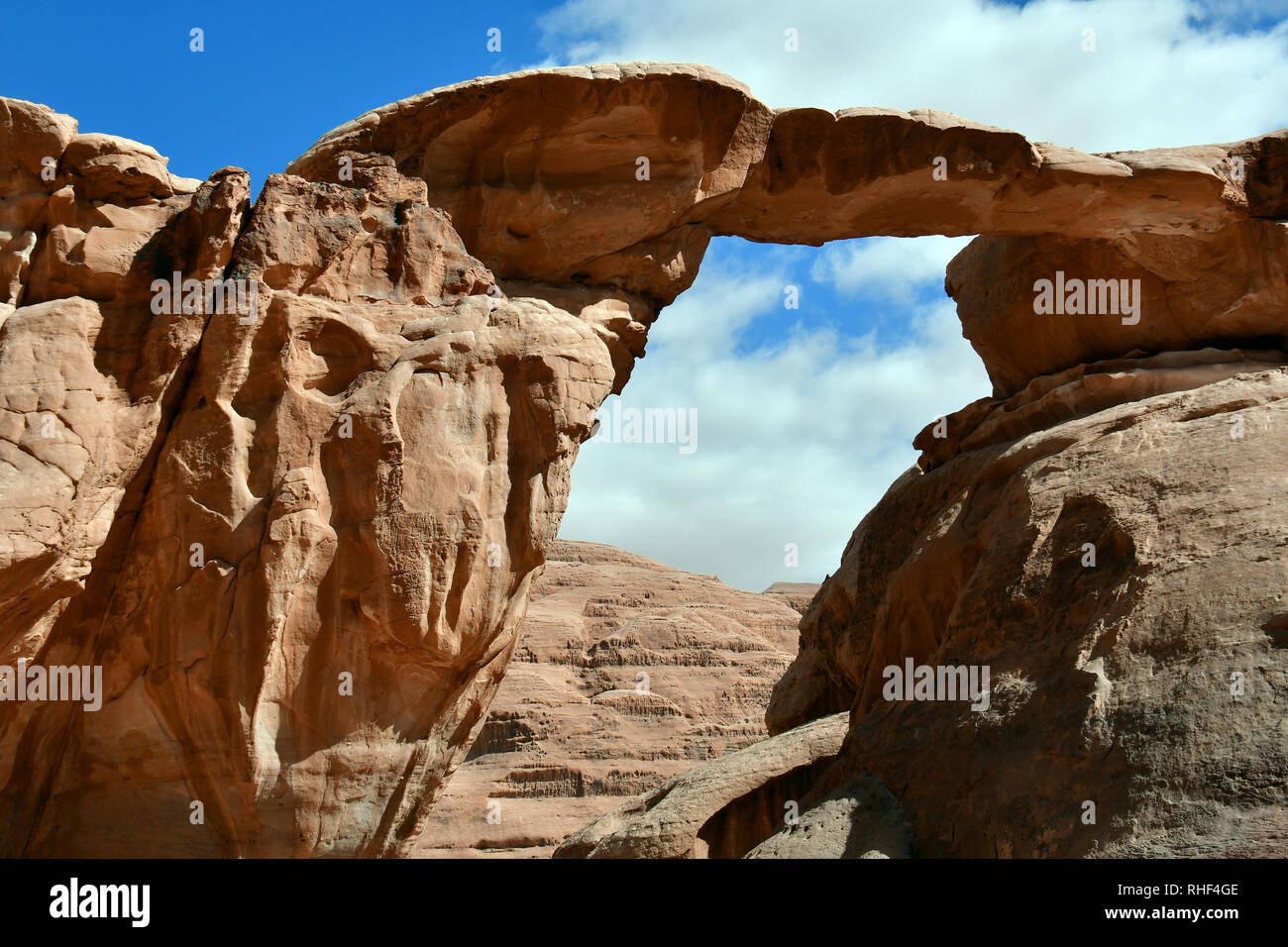 Um Fruth ponte in pietra a Wadi Rum desert. L'area protetta elencati come patrimonio mondiale dall' UNESCO, Giordania Foto Stock