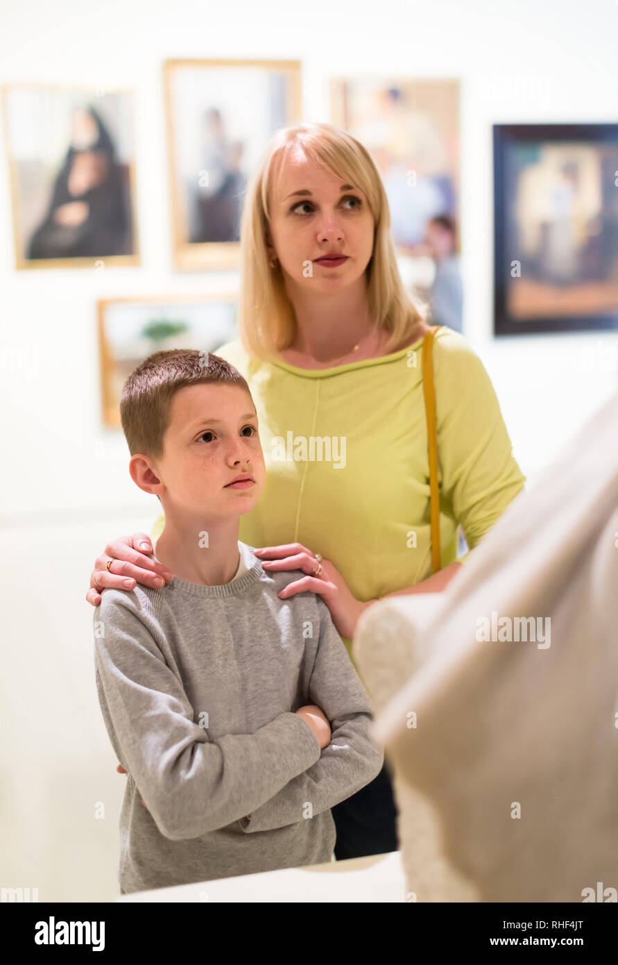 Young american madre e figlio godendo di mostre nel Museo Foto Stock