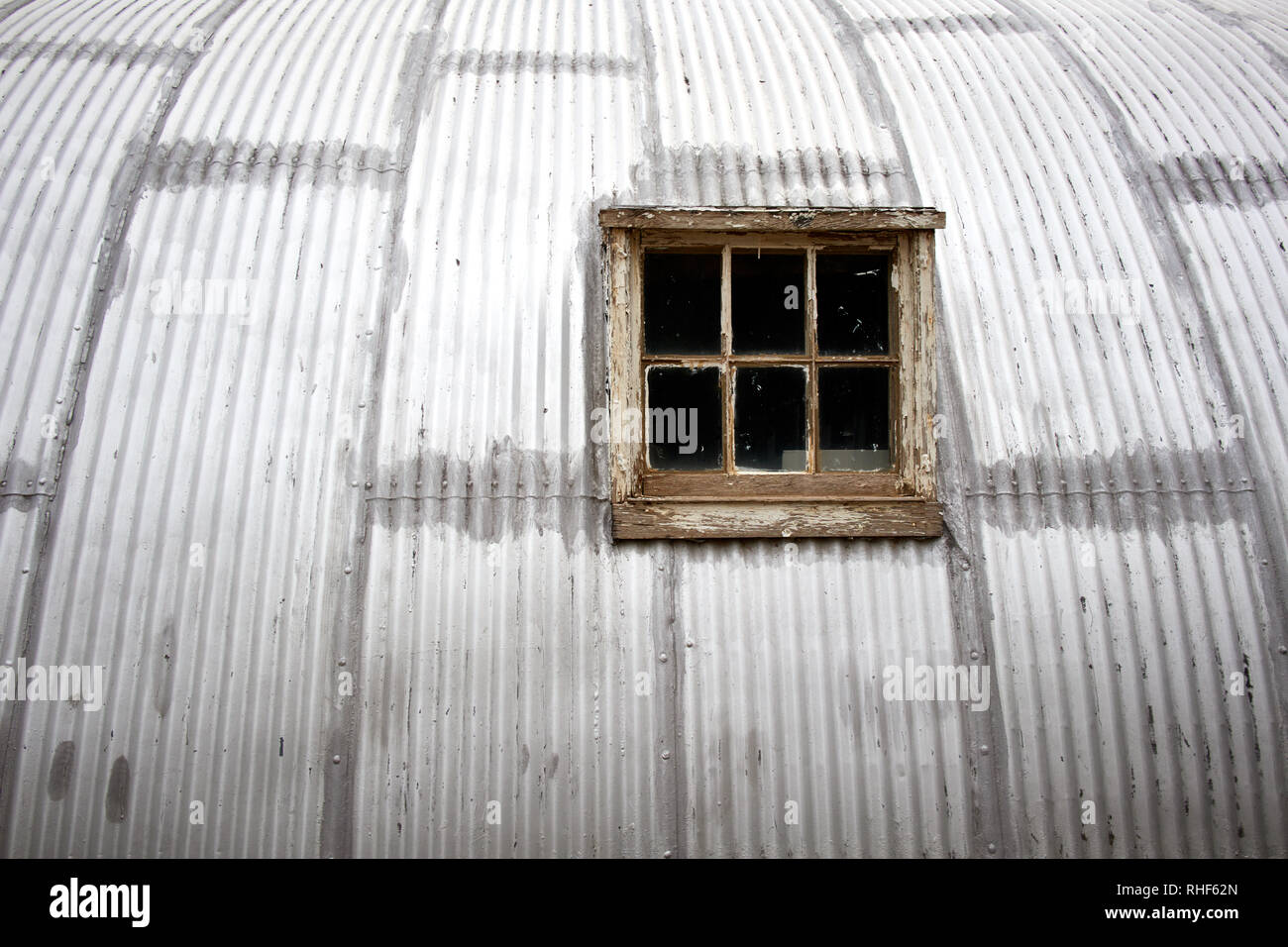 Finestra di un metallo Quonset hut edificio in Bismarck North Dakota Foto Stock
