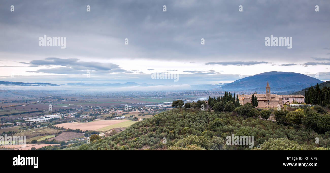 Vista panoramica della Valle Umbra Sud valle come visto da di Trevi, Italia. Foto Stock