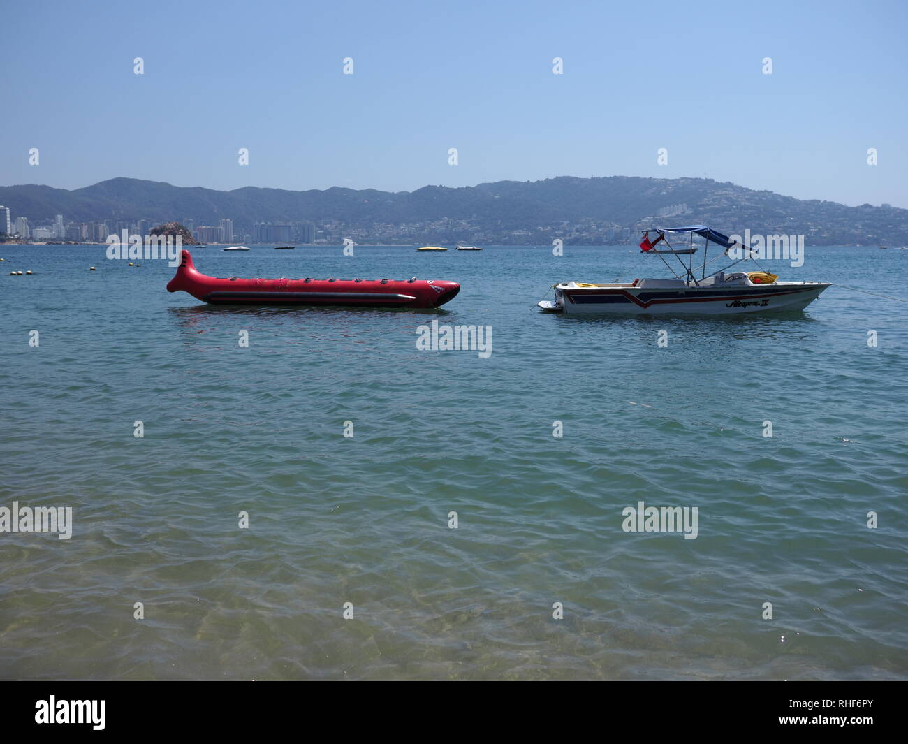 Due barche a motore usato per la pesca e le escursioni turistiche della baia di Oceano pacifico paesaggio in Acapulco in Messico Foto Stock