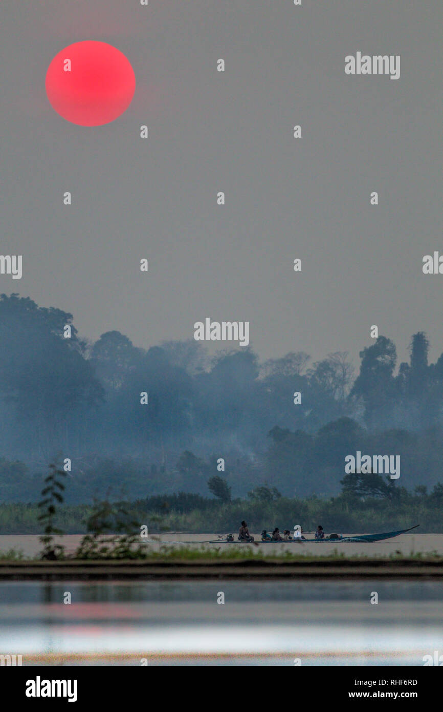 Smoky tramonto sul fiume Mekong Foto Stock