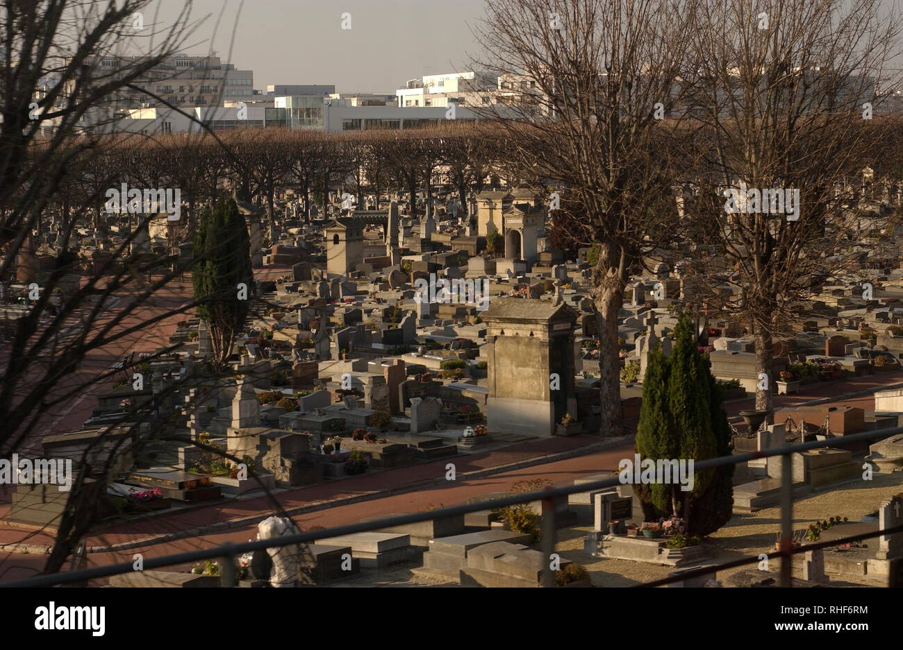 AJAXNETPHOTO. LEVALLOIS PERRET , PARIS, Francia - luogo di sepoltura - UN ANGOLO DEL CIMITIERE LEVALLOIS-PERRET. Foto:JONATHAN EASTLAND/AJAX REF:D82712 1831 Foto Stock