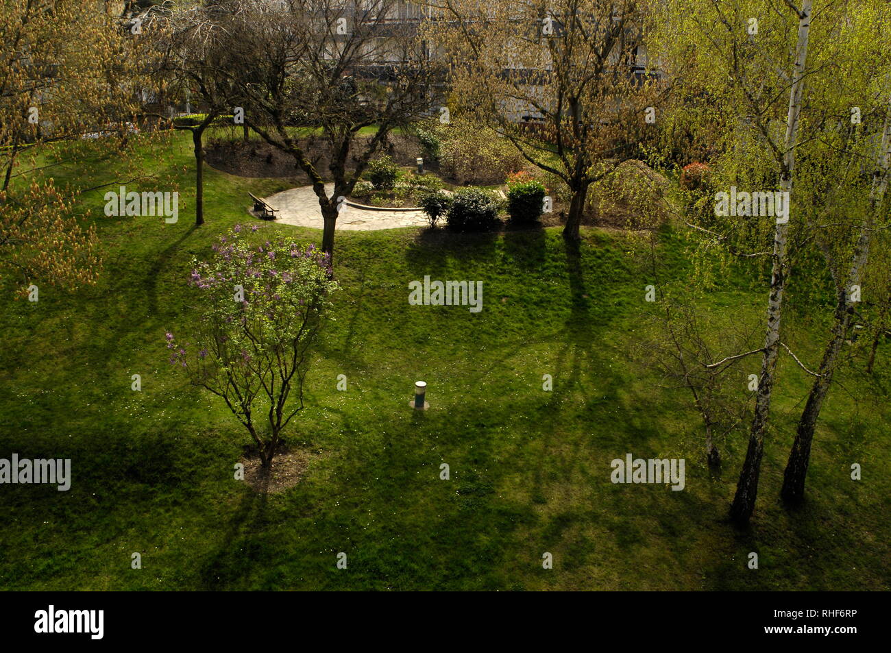 AJAXNETPHOTO. APRILE 2011. LOUVECIENNES, FRANCIA. - GIARDINO PRIVATO PER I RESIDENTI DI APPARTAMENTI IN UN DOMINIO SULLE ALTURE A NORD-EST DEL CENTRO DEL VILLAGGIO CHE SI AFFACCIA SULLA SENNA; UNA DELLE MOLTE LOCALITÀ DELLA ZONA VISITATA DA PITTORI IMPRESSIONISTI DEL XIX SECOLO COME ALFRED SISLEY, CAMILLE PISSARRO, AUGUSTE RENOIR E ALTRI PRIMA DELLA MODERNA RIQUALIFICAZIONE DEL PAESAGGIO. PHOTO:JONATHAN EASTLAND/AJAX REF:D112004 1060 Foto Stock