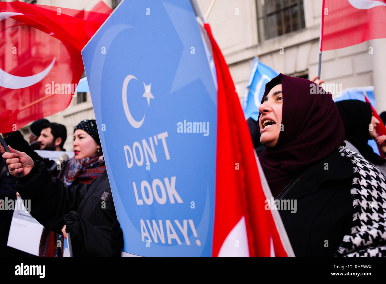 Una donna vede gridando slogan tenendo un cartello durante una manifestazione di protesta contro le politiche cinesi in Xinjiang. Gli attivisti protestare contro il trattamento della Uyghur musulmani dalle autorità cinesi nel Turkestan orientale della regione cinese della provincia dello Xinjiang a una protesta al di fuori dell'ambasciata cinese a Londra centrale. Foto Stock