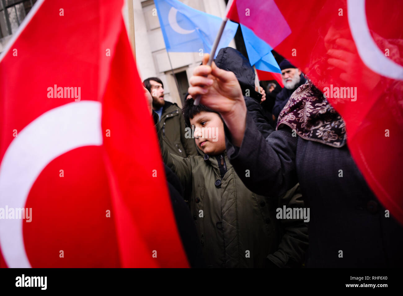 Un bambino visto tenendo un flag durante una manifestazione di protesta contro le politiche cinesi in Xinjiang. Gli attivisti protestare contro il trattamento della Uyghur musulmani dalle autorità cinesi nel Turkestan orientale della regione cinese della provincia dello Xinjiang a una protesta al di fuori dell'ambasciata cinese a Londra centrale. Foto Stock