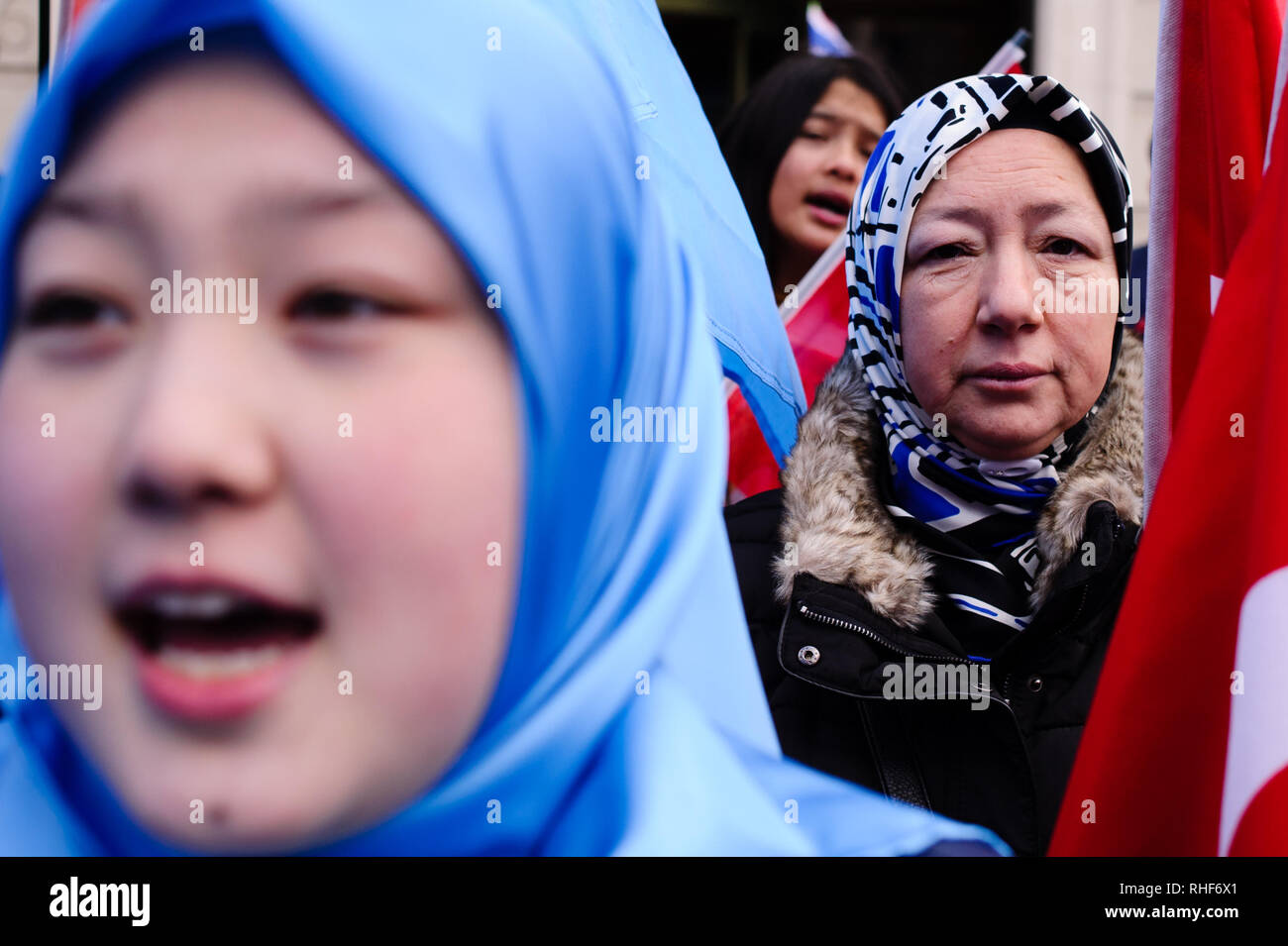 Una donna vede gridando slogan durante una manifestazione di protesta contro le politiche cinesi in Xinjiang. Gli attivisti protestare contro il trattamento della Uyghur musulmani dalle autorità cinesi nel Turkestan orientale della regione cinese della provincia dello Xinjiang a una protesta al di fuori dell'ambasciata cinese a Londra centrale. Foto Stock