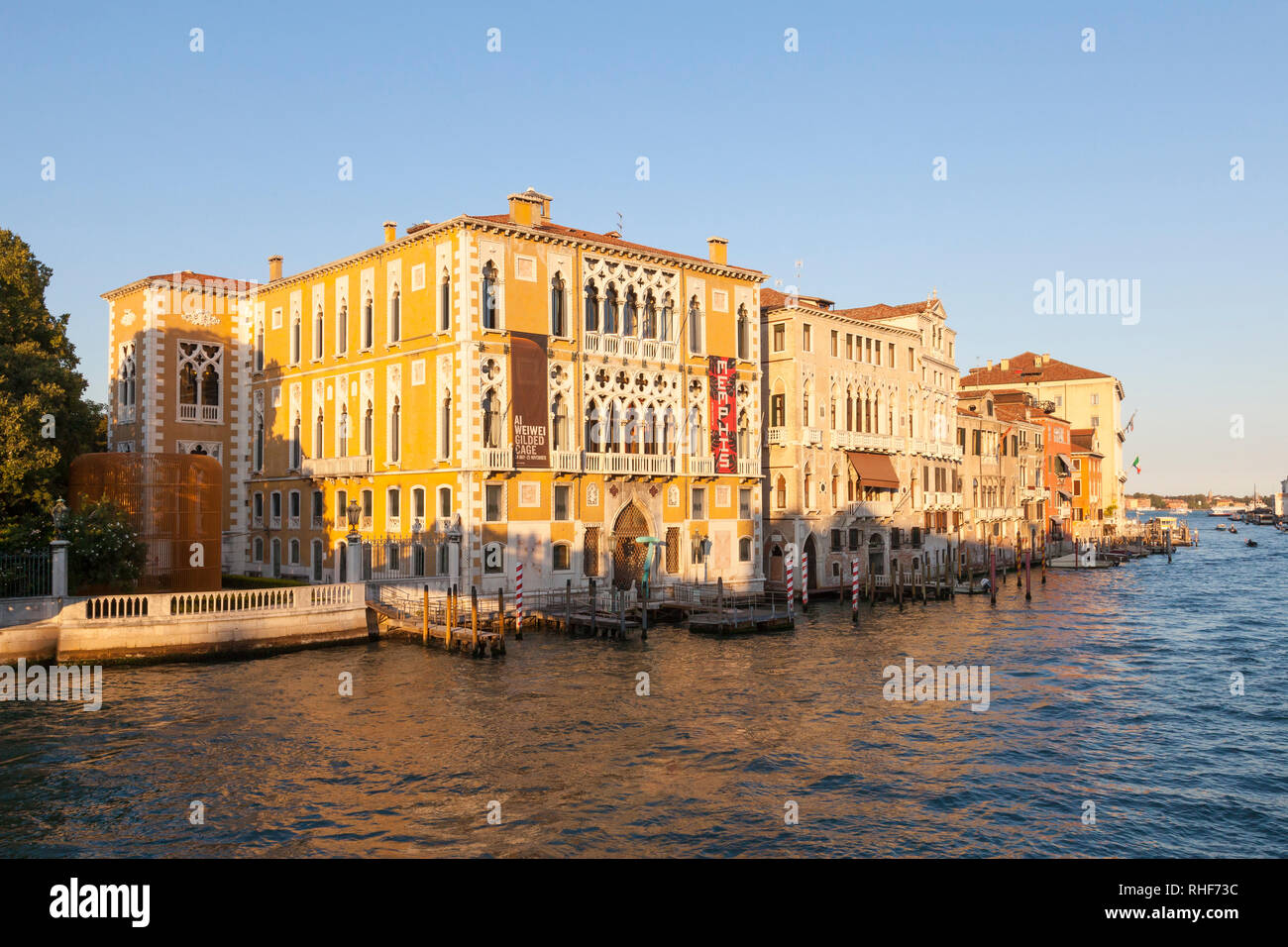Canal Grande al tramonto con una vista del Palazzo Cavalli-Franchetti , San Marco, Venezia, Veneto, Italia con riflessioni a ora d'oro Foto Stock
