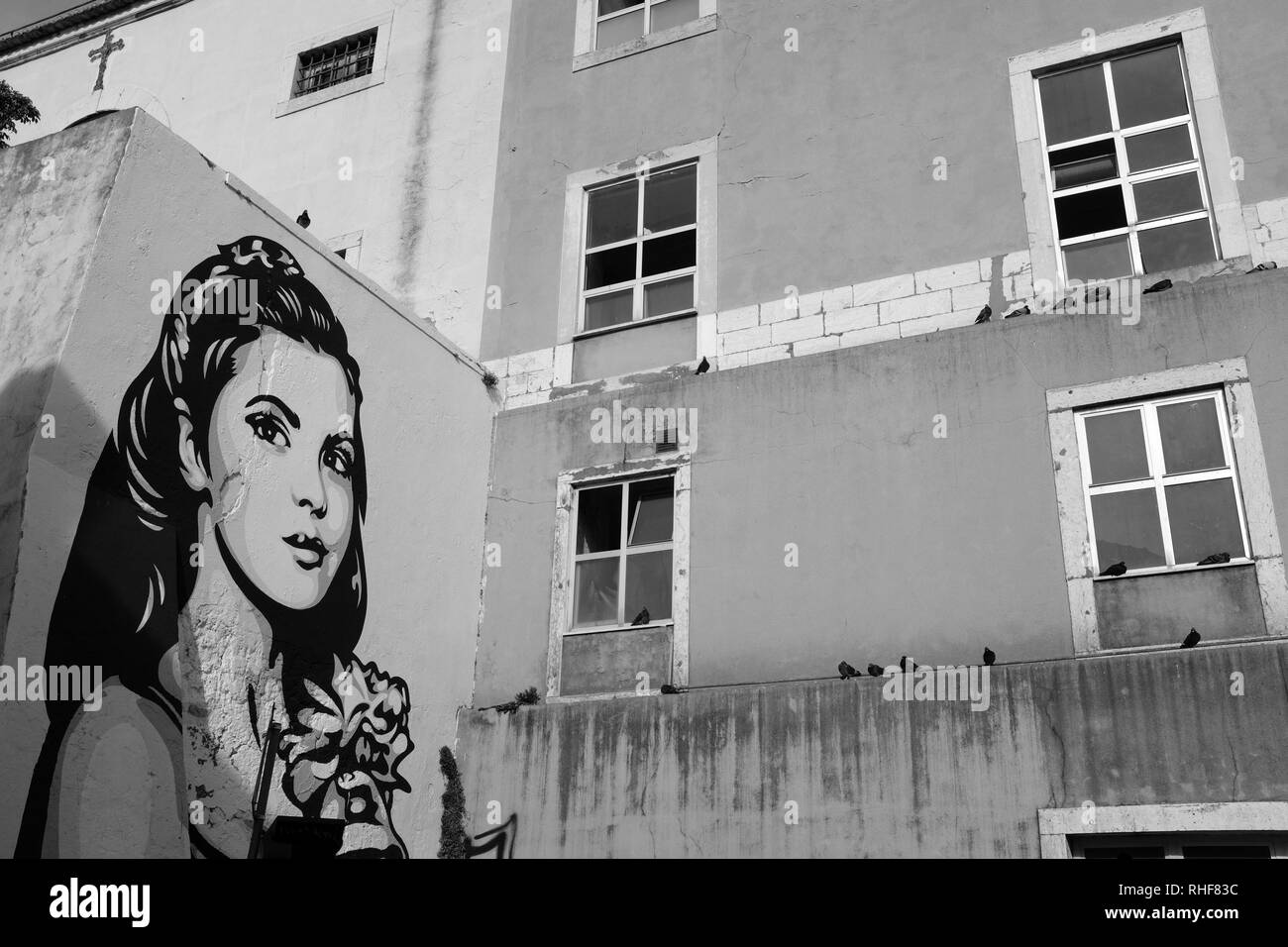 GRAFFITI STREET ART del giovane ragazza con un mazzo di fiori - LISBONA PORTOGALLO Foto Stock