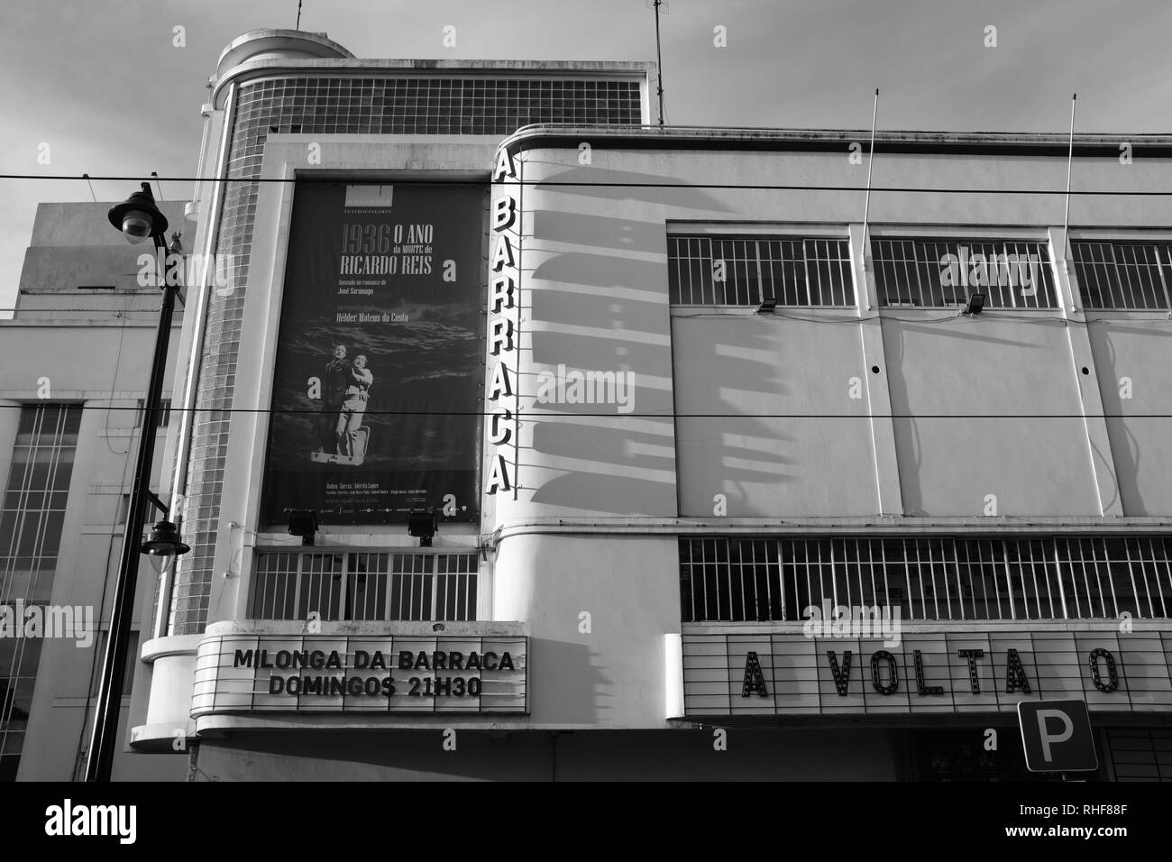 Art deco cinema Abarraca edificio con insegna retrò illuminato da luce solare forte gettando ombre attraverso la facciata Foto Stock