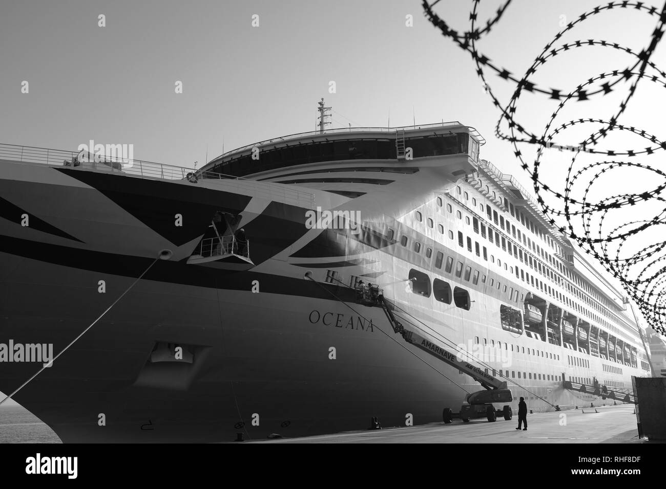 Crociera nave ancorata nel porto di Lisbona il filo di rasoio la protezione del Portogallo Foto Stock