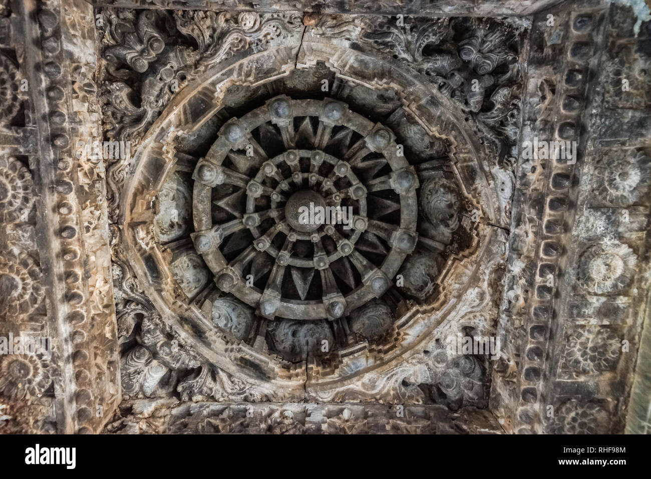 Belavadi, Karnataka, India - 2 Novembre 2013: Veera Narayana Tempio. Grigio pietra scultura impostato nel mandala circolare sul soffitto del Mandapam mostra alcuni m Foto Stock