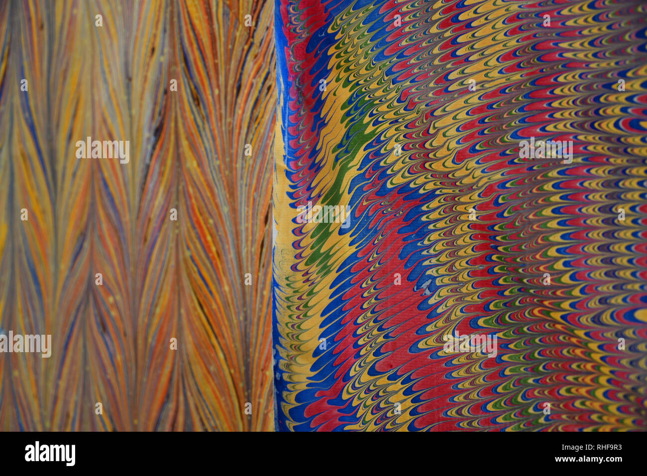 Incredibili colori vivaci e modelli contrastanti su questo negozio di carta visualizzato crea un meraviglioso sfondo. Foto Stock