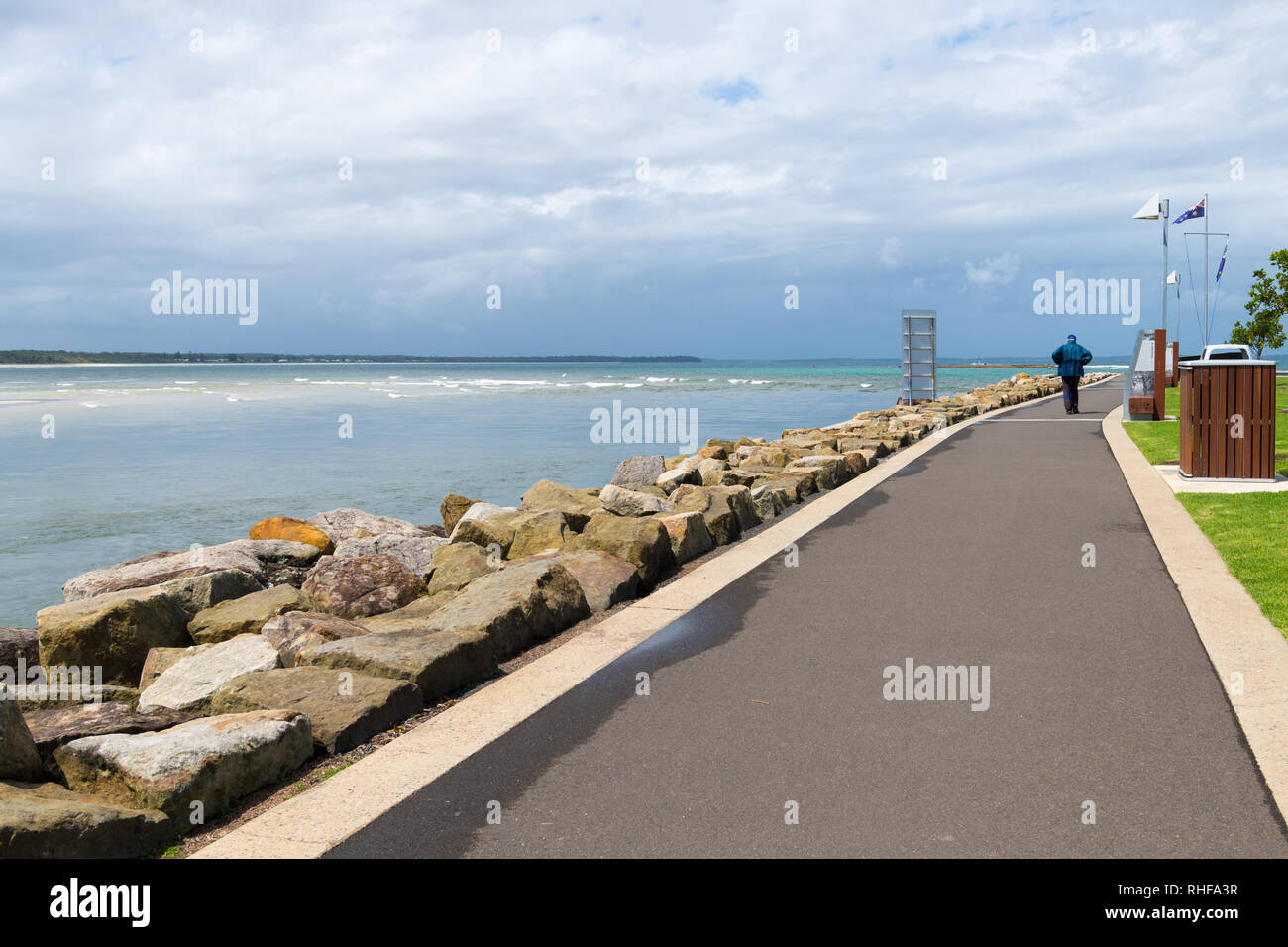 Huskisson, NSW, Australia-December 22, 2018: vista sulla costiera percorso a piedi nella città di Huskisson, NSW, Australia, una piccola città costiera ben kn Foto Stock