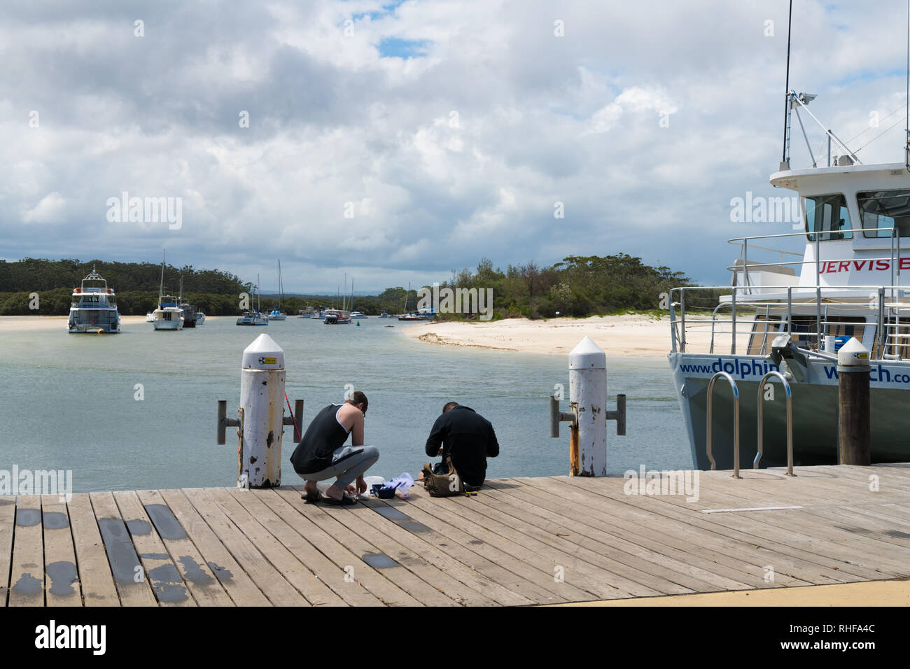 Huskisson, NSW, Australia-December 22, 2018: i pescatori sul molo pubblico nella città di Huskisson, NSW, Australia Foto Stock