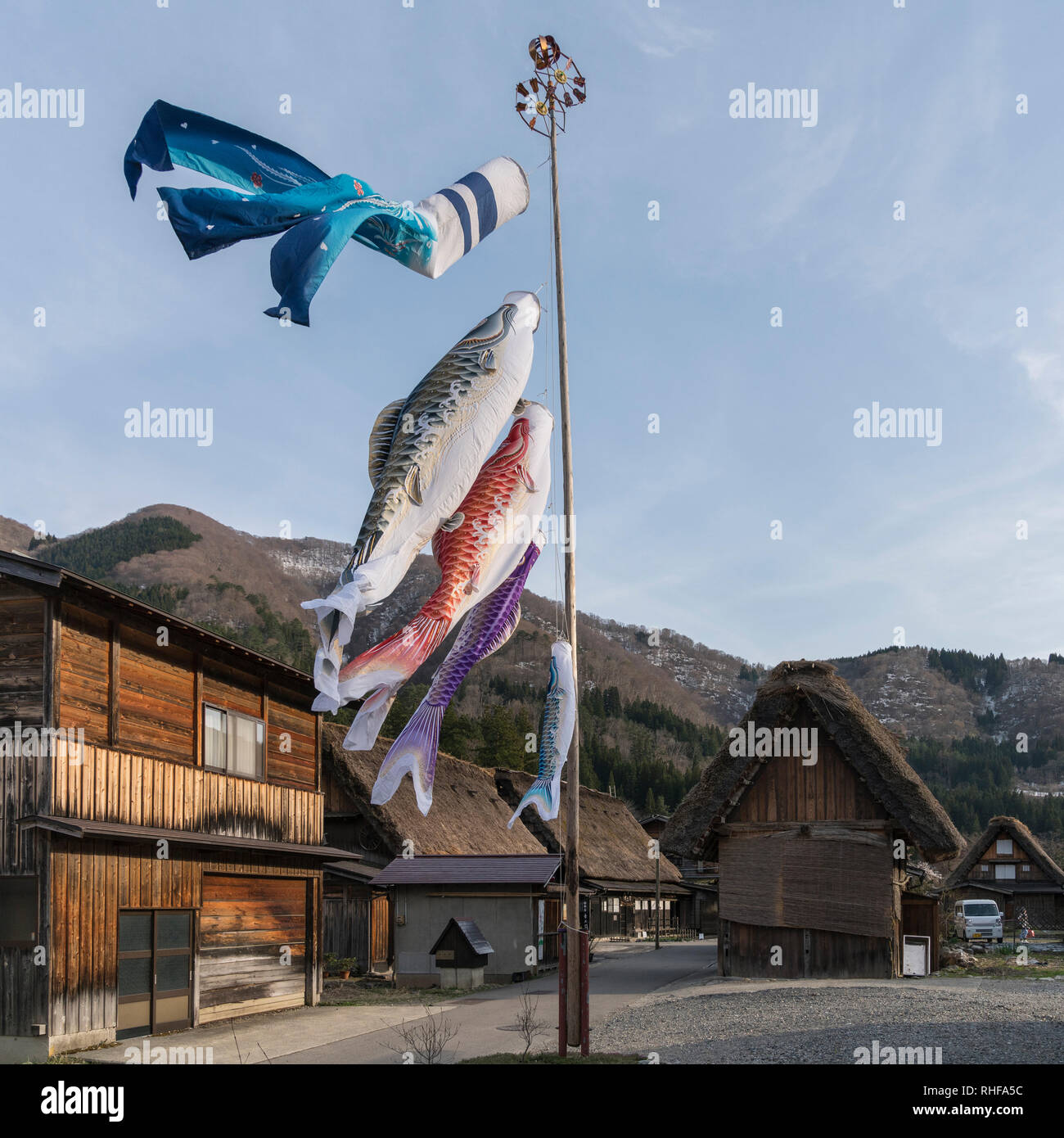 Pesce galleggiante attaccato alla banderuola post Ogimachi nel villaggio di Shirakawa-go, Giappone Foto Stock