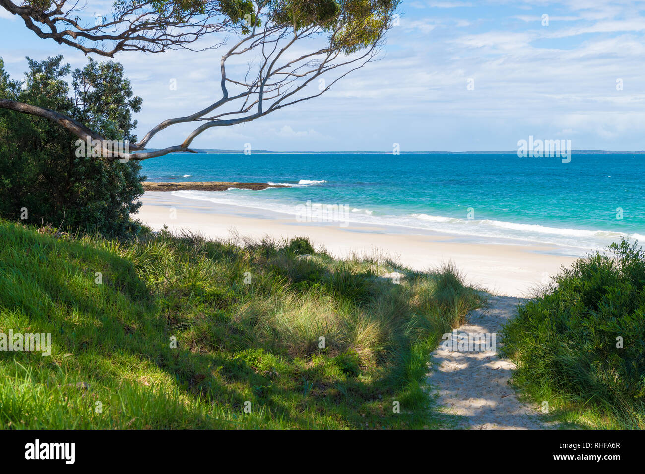 Spiaggia Vista dell'acqua nella città di Huskisson, NSW, Australia, una piccola città costiera ben noti come gateway a Jervis Bay area Foto Stock