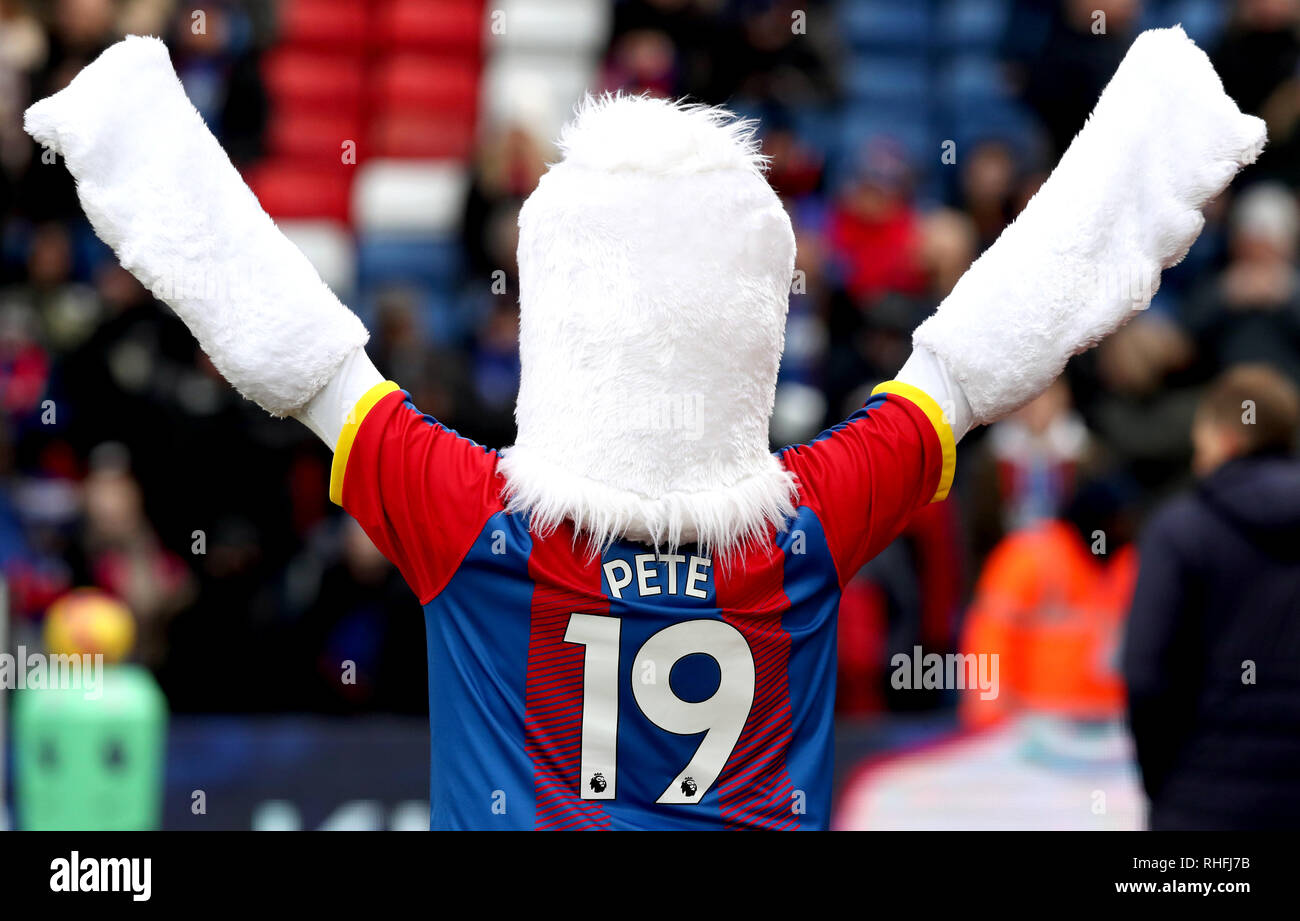 Una vista generale del Crystal Palace mascotte Pete l'Aquila prima della Premier League a Selhurst Park, Londra. Foto Stock