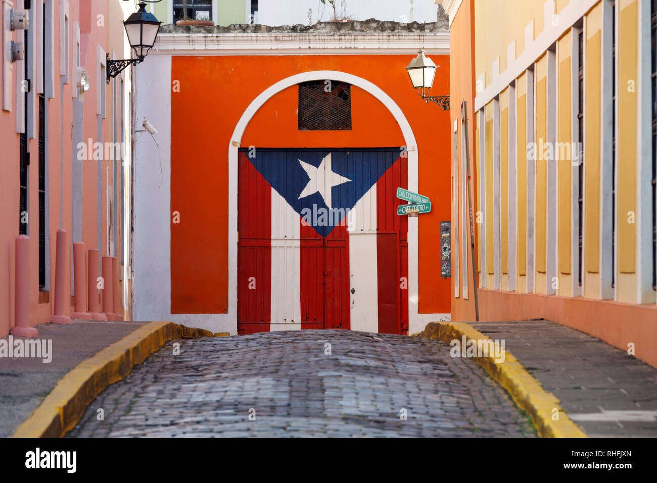 Strada di città scena, Old San Juan, Puerto Rico Foto Stock