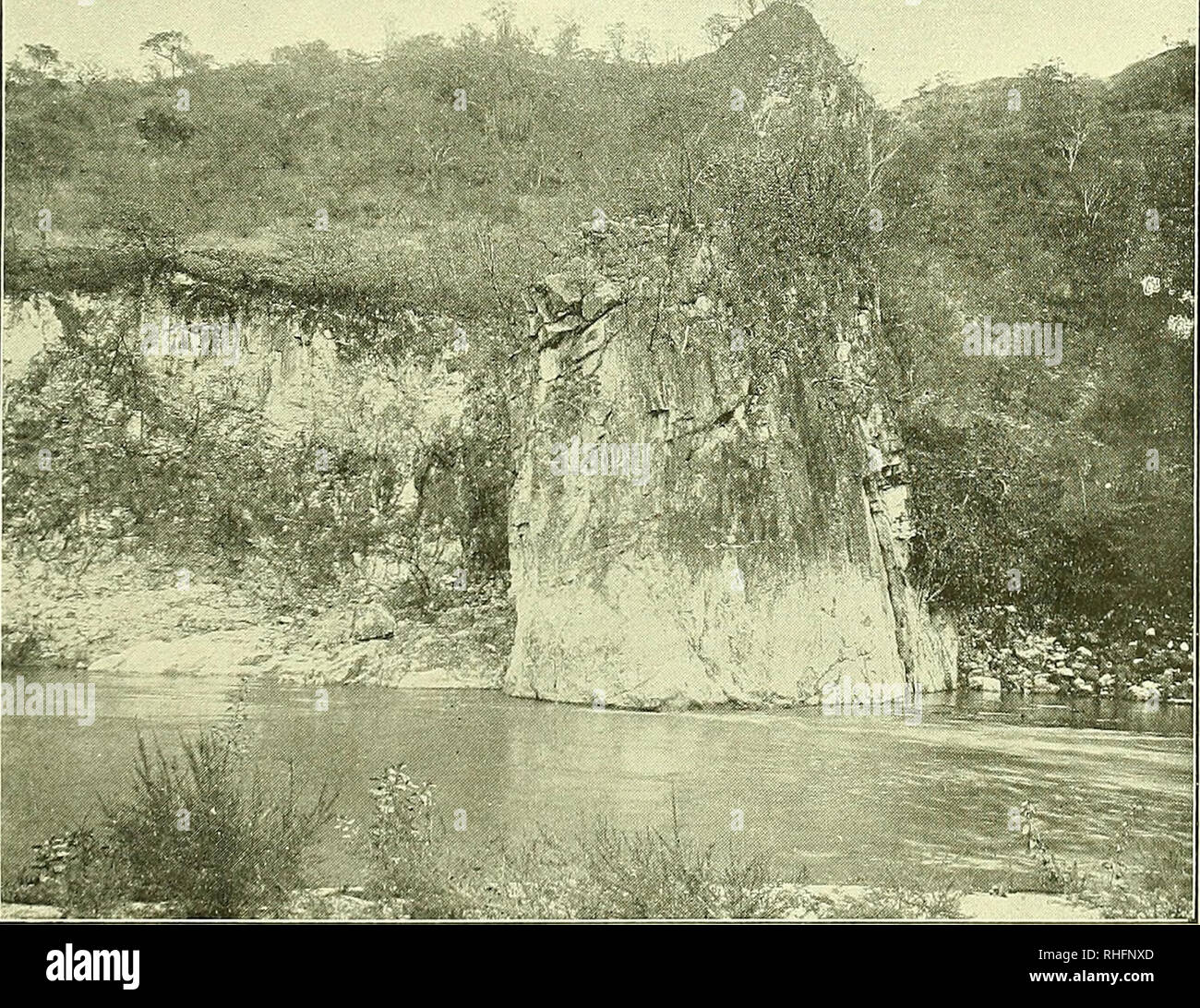 . Boletín del Instituto Geológico de México. Geologia; la geologia e paleontologia. Lám. XXIV.. Dique que atraviesa el fondo de la barranca del Río Grande en la Hacienda de Lazo. Si prega di notare che queste immagini vengono estratte dalla pagina sottoposta a scansione di immagini che possono essere state migliorate digitalmente per la leggibilità - Colorazione e aspetto di queste illustrazioni potrebbero non perfettamente assomigliano al lavoro originale. Instituto Geológico de México. México : [Instituto] Foto Stock