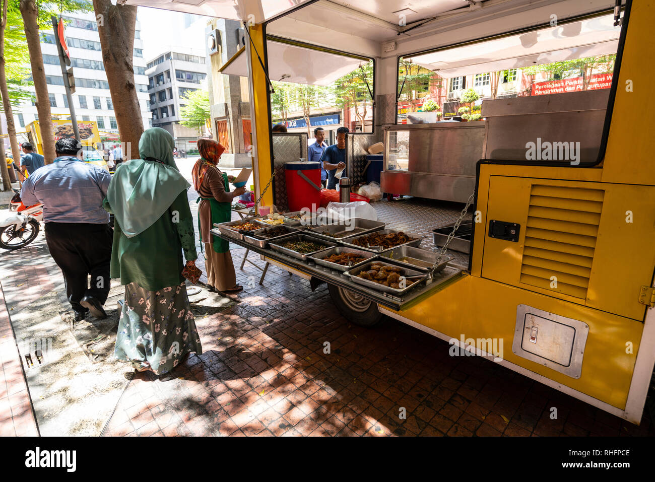 La vendita di cibo di strada a Kuala Lumpur in Malesia Foto Stock