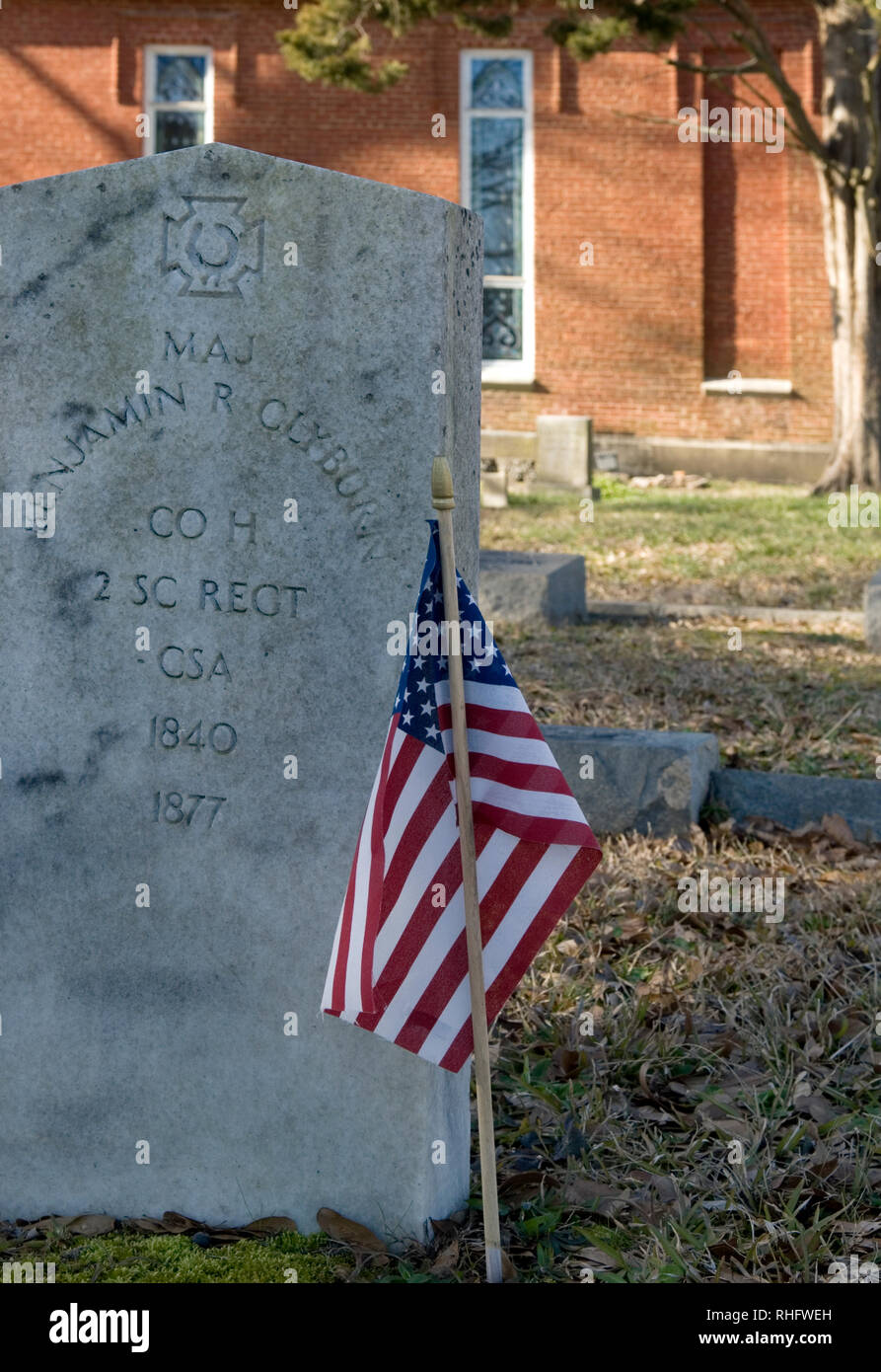 Bandiera americana onori tomba del soldato a Olde Chiesa Presbiteriana cimitero, Lancaster Carolina del Sud degli Stati Uniti. Foto Stock