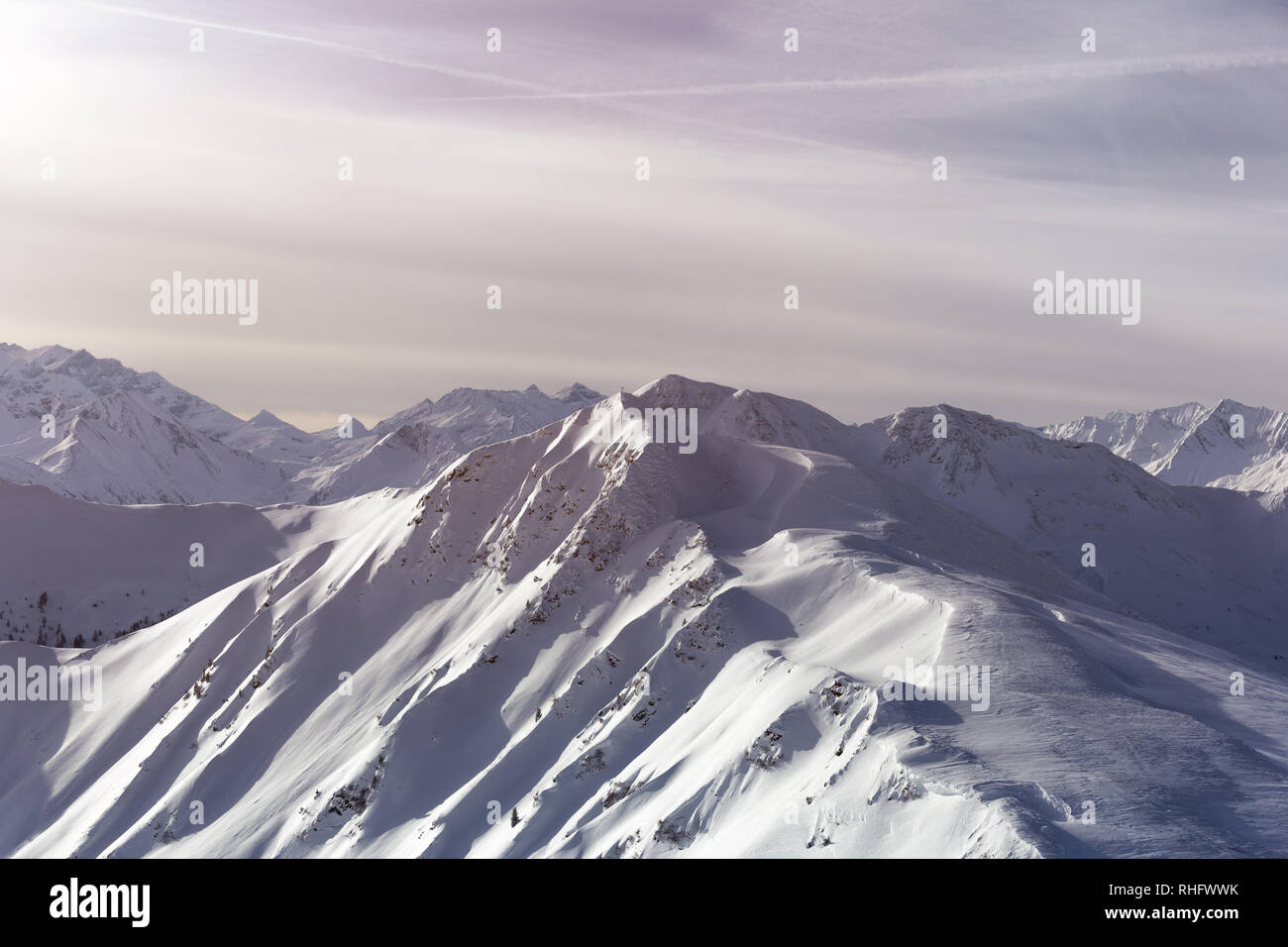 Neve invernale coperto vette in Europa. Ottimo posto per gli sport invernali Foto Stock