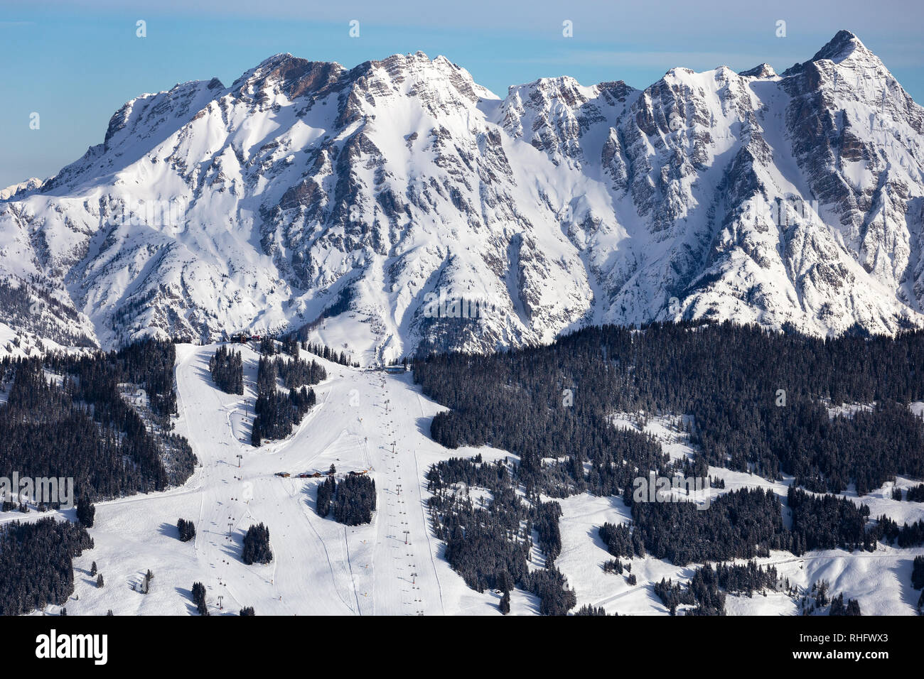 In inverno le montagne dello sfondo con piste da sci e impianti di risalita. Stazione sciistica. Sport estremo. Vacanze attive. Tempo libero concept Foto Stock