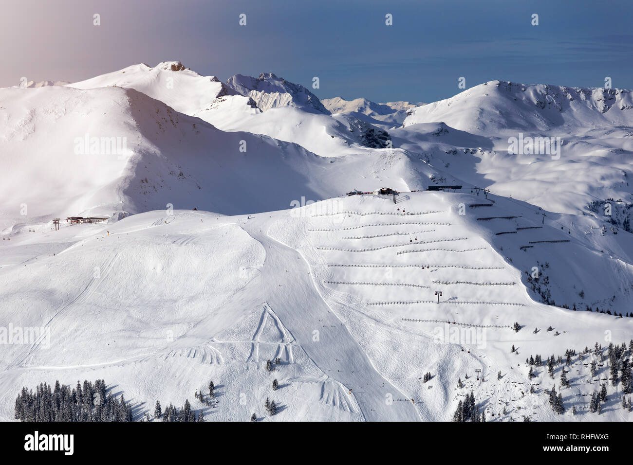 In inverno le montagne dello sfondo con piste da sci e impianti di risalita. Stazione sciistica. Sport estremo. Vacanze attive. Tempo libero concept Foto Stock