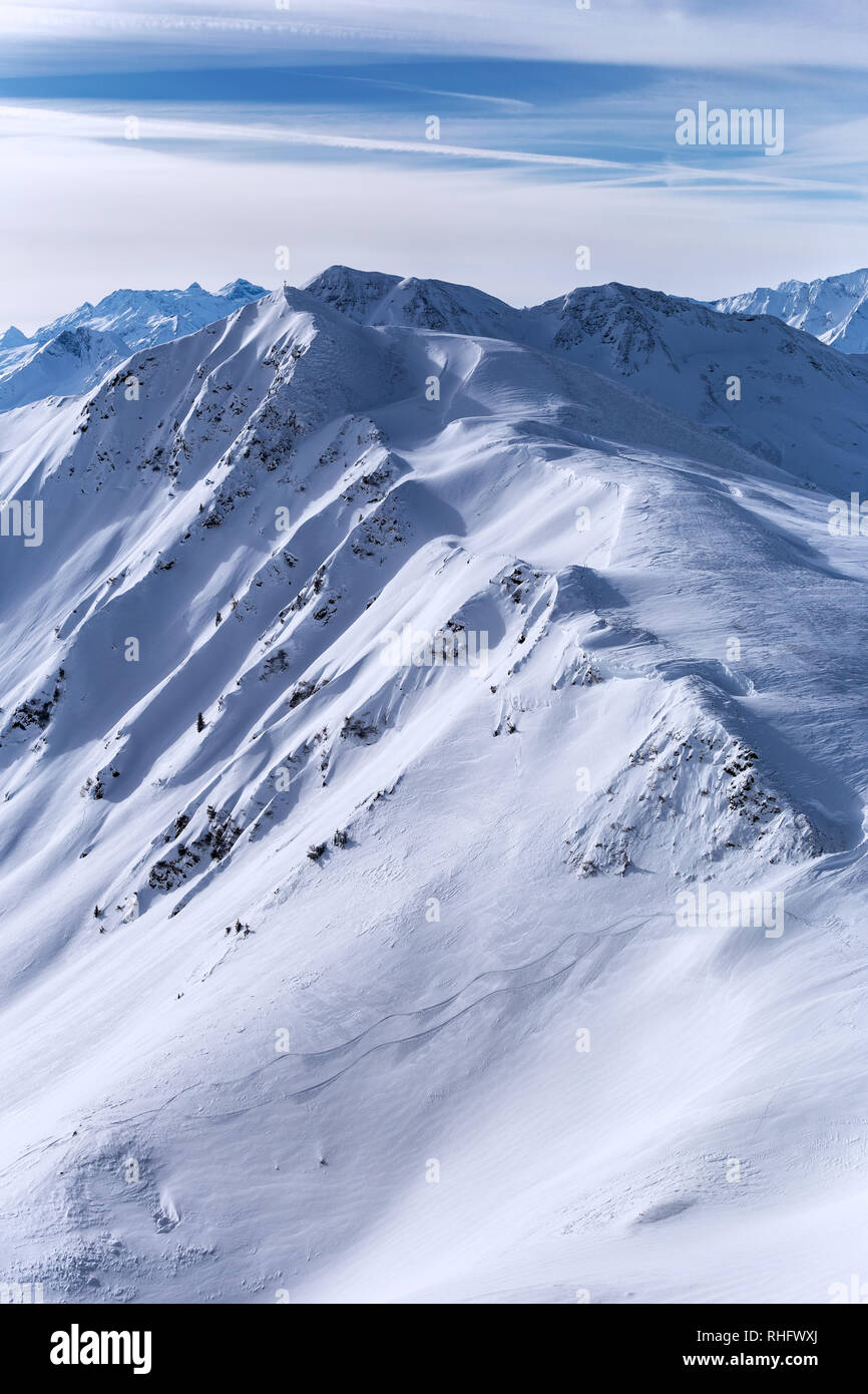 Neve invernale coperto vette in Europa. Ottimo posto per gli sport invernali Foto Stock