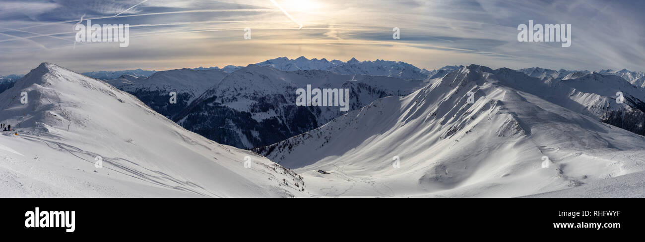Vista panoramica della splendida winter wonderland paesaggio di montagna delle Alpi Foto Stock