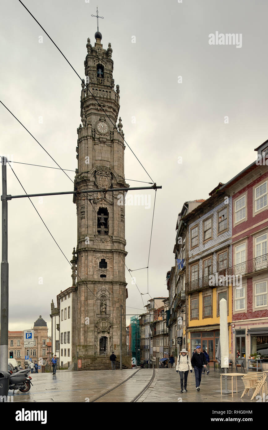 La torre più alto in Portogallo è la chiesa barocca del XVIII secolo in stile barocco nel centro storico di Porto, Europa Foto Stock