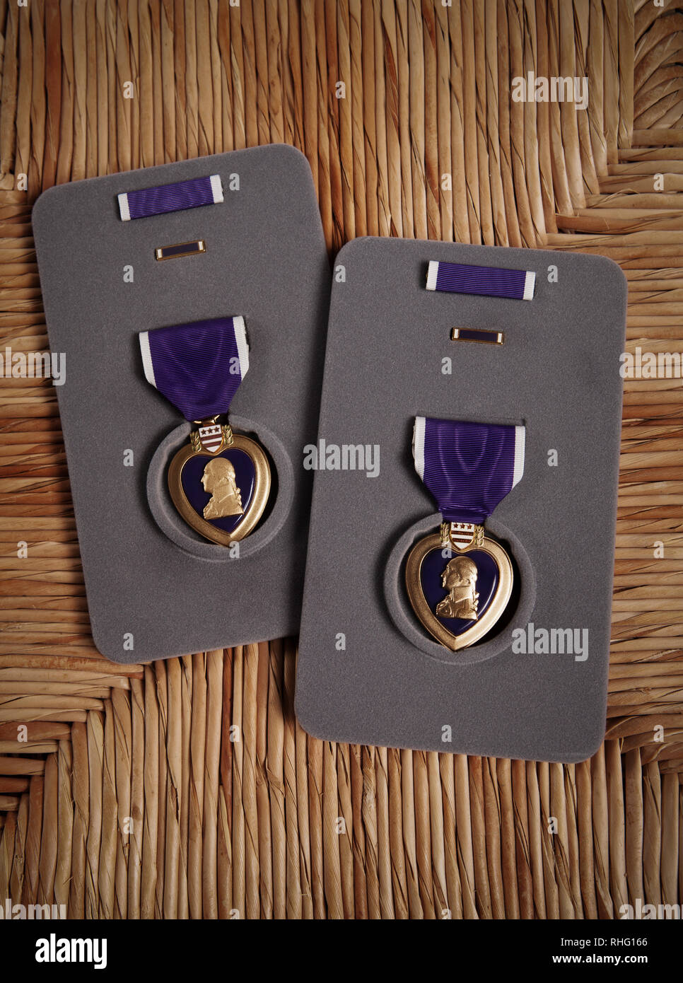 Un paio di medaglie di cuore viola Foto Stock