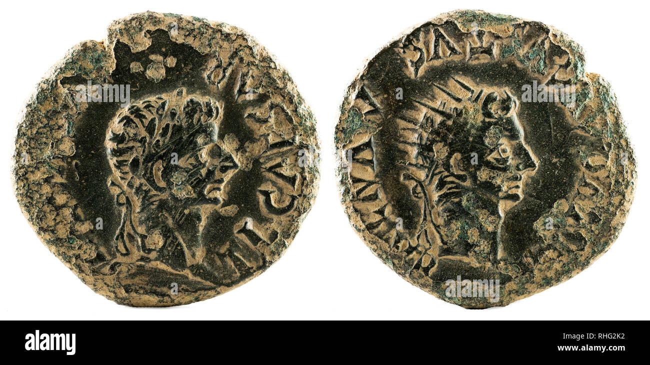 Romana antica moneta di rame dell'imperatore Tiberio. Con l'imperatore  Augusto. Come. Coniato a Turiaso Foto stock - Alamy