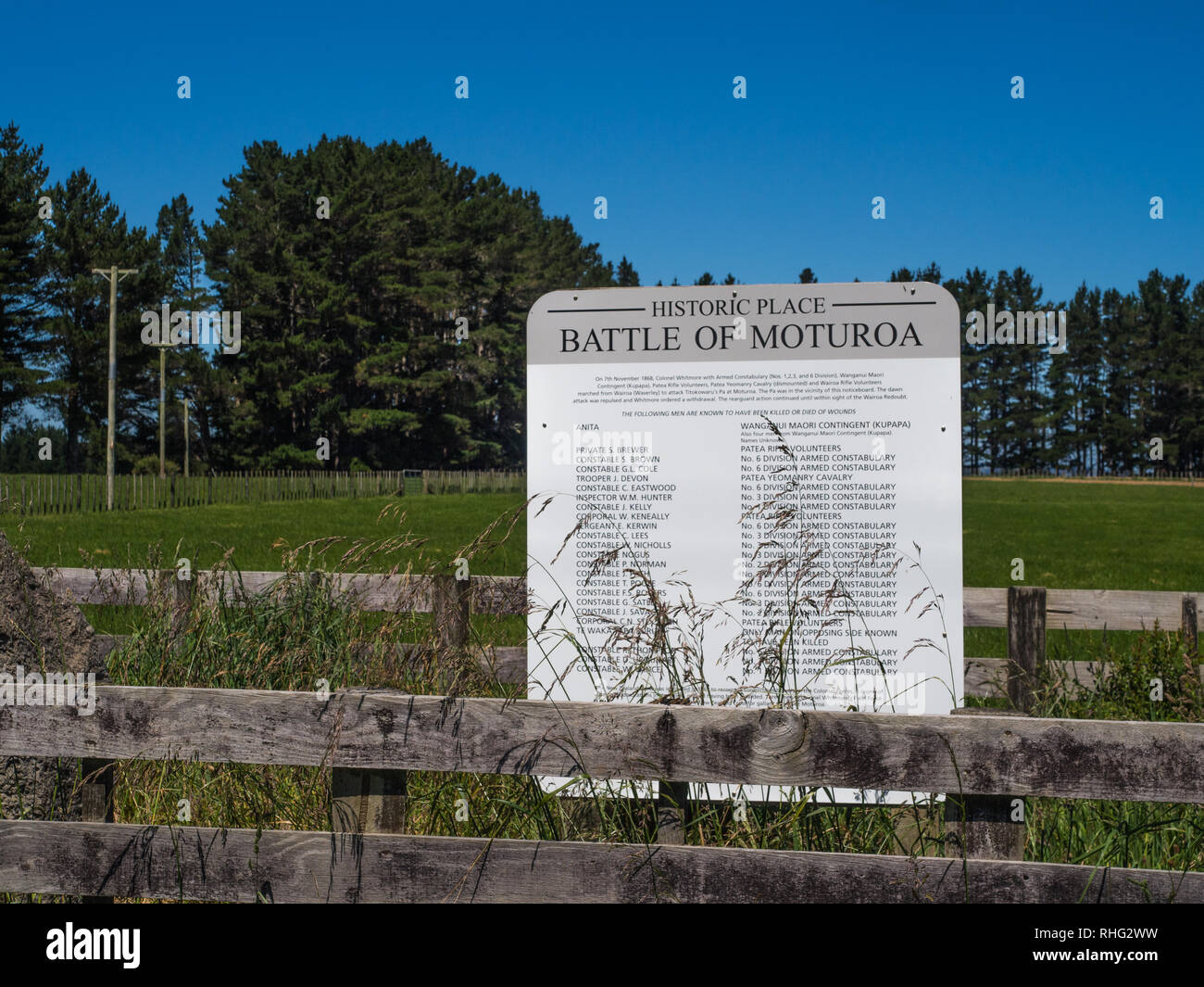 Questo memoriale della battaglia di Moturoa sorge a breve distanza a sud del sito pa, Sud Taranaki, Nuova Zelanda Foto Stock