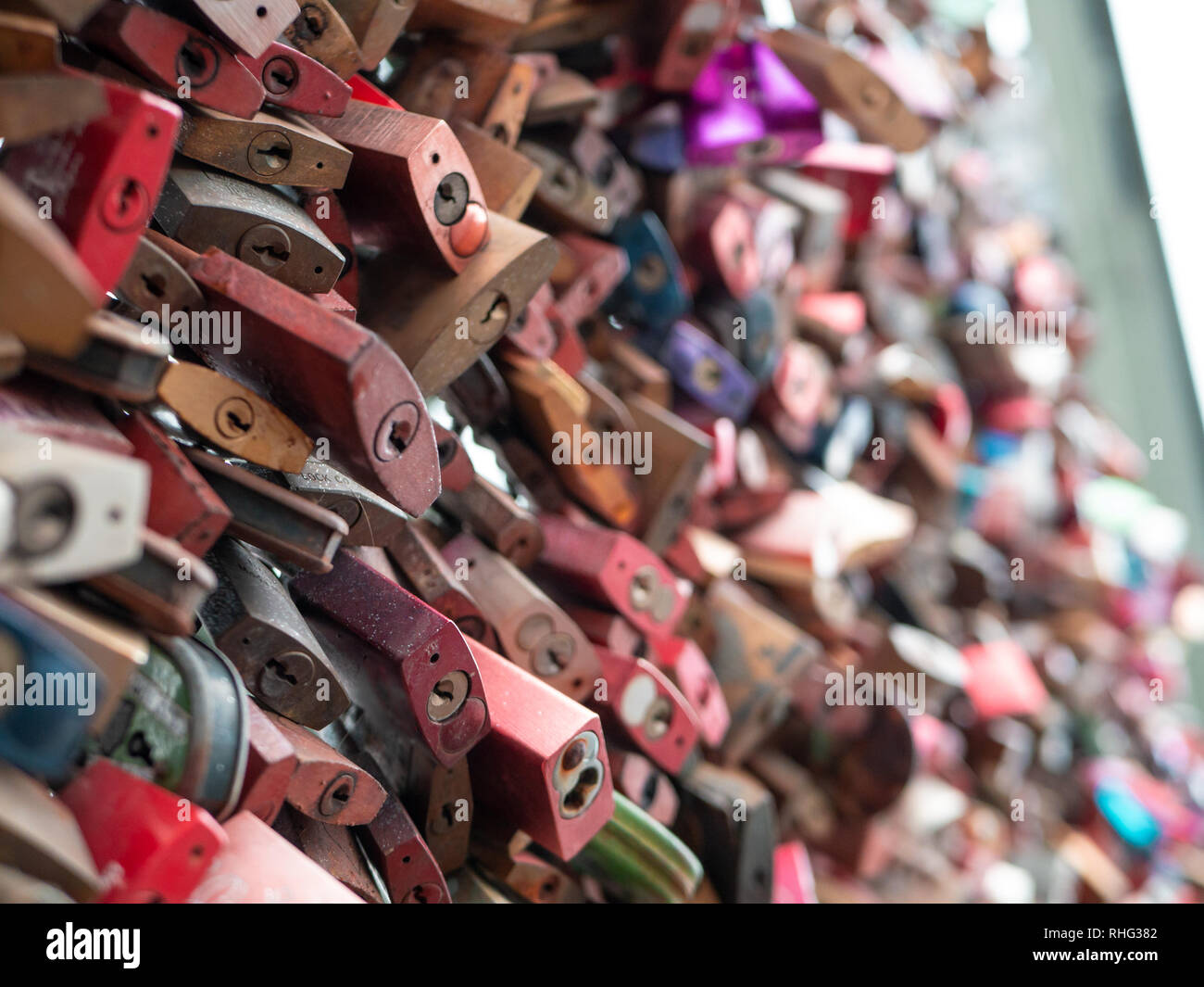 Amore serrature, posto dalle coppie come simbolo per la loro loce, al ponte di Hohenzollern a Colonia, Germania Foto Stock