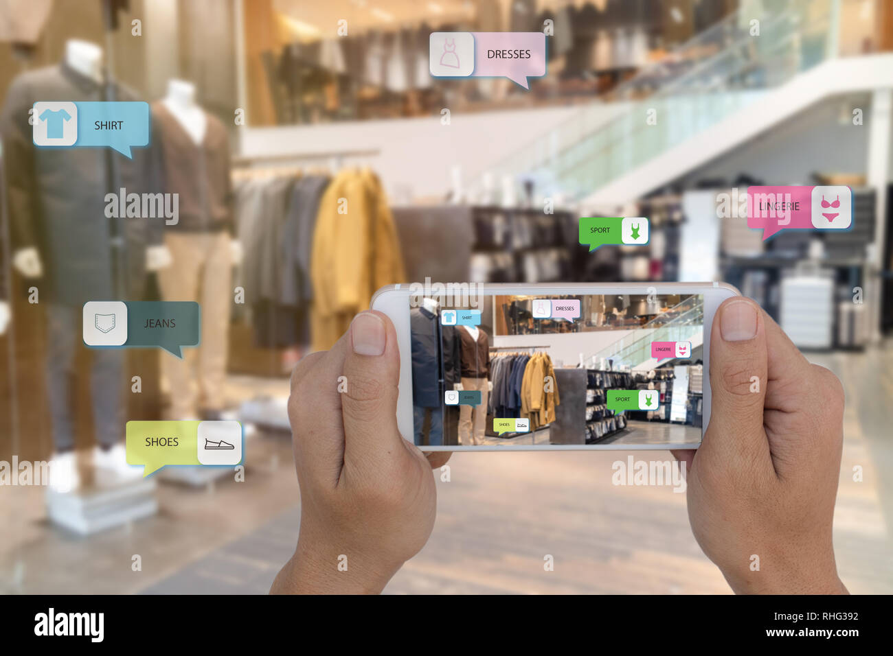 Internet delle cose i concetti di marketing,smart augmented reality,il cliente tenere il telefono cellulare per vedere il prodotto che ricerca per applicazione di intelligenza artificiale con ho Foto Stock