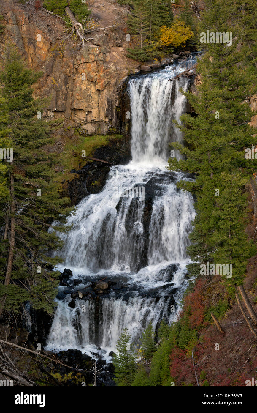 WY03130-00...WYOMING - Undine cade sul torrente di lava nel Parco Nazionale di Yellowstone. Foto Stock