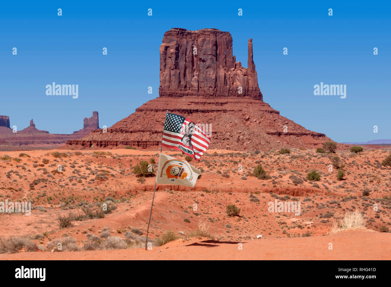Il Monument Valley, Arizona, Stati Uniti. Foto scattata 06/01/2018. American bandiera degli Stati Uniti e del Navajo bandiera sventola in monument valley Foto Stock