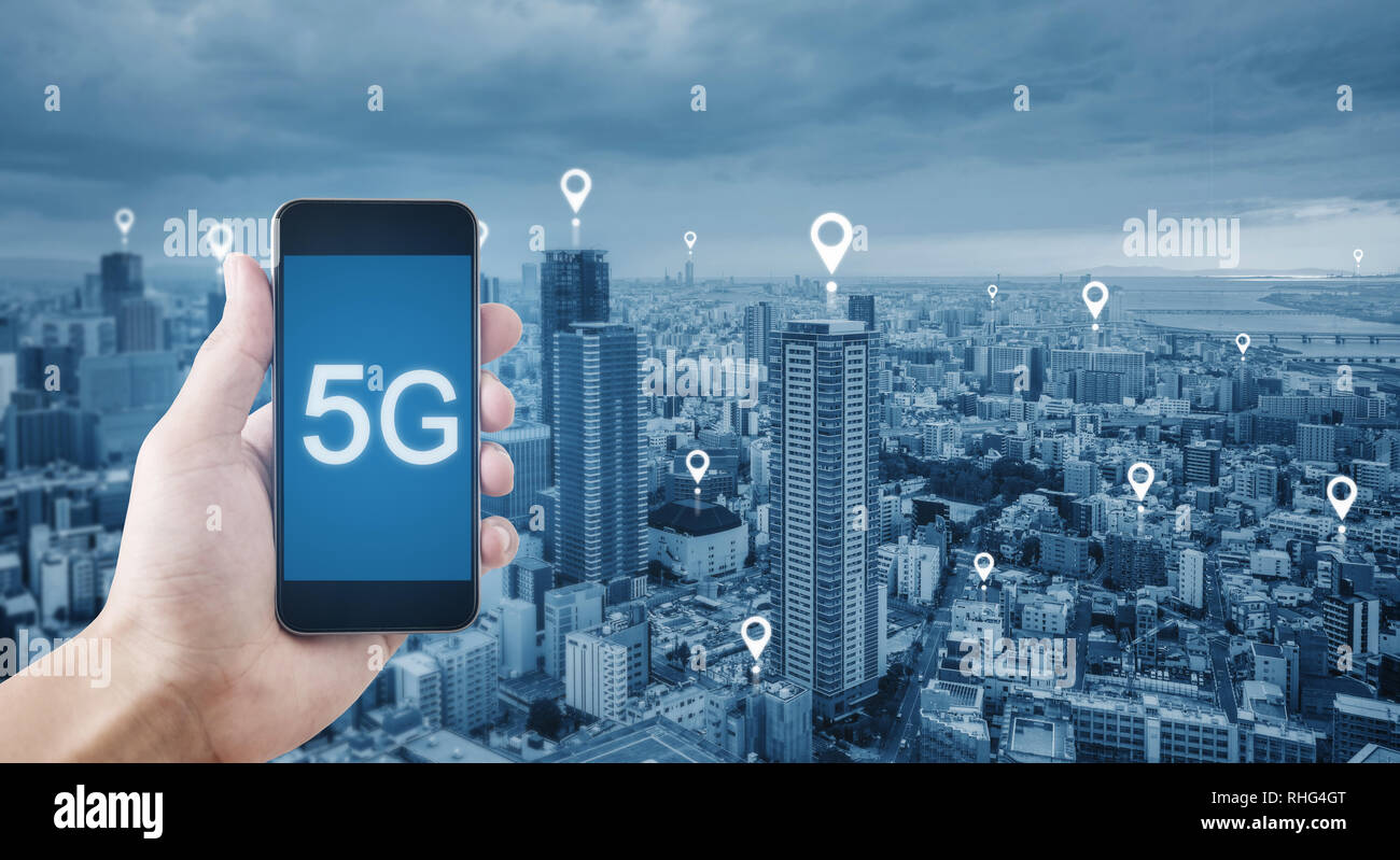 5G la tecnologia internet e connessione di rete. Mano azienda mobile smart phone utilizzando 5G technology Foto Stock
