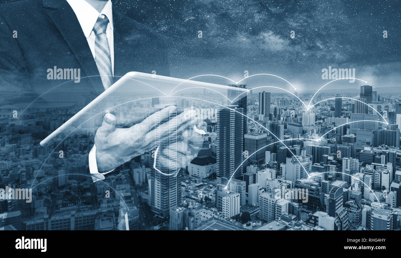 Business Network, blockchain tecnologia e connessione a internet. La doppia esposizione imprenditore utilizzando tavoletta digitale e paesaggio Foto Stock