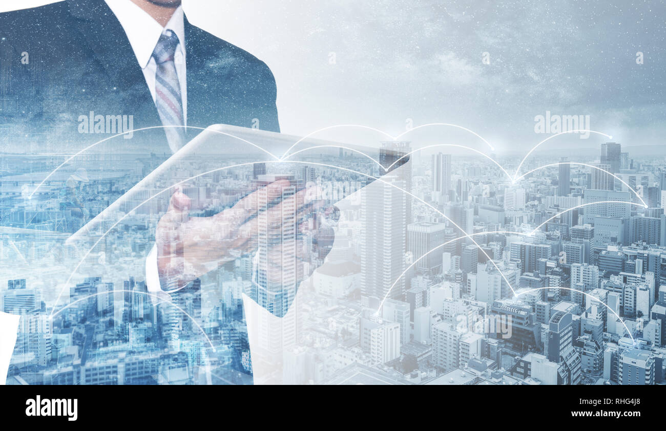 Business Network, blockchain tecnologia e connessione a internet. La doppia esposizione imprenditore utilizzando tavoletta digitale e paesaggio Foto Stock